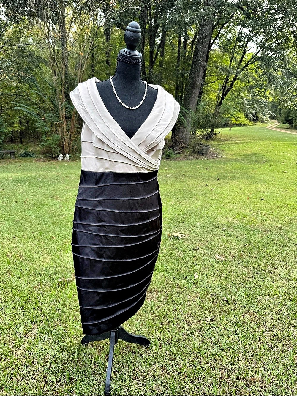 Jones Studio Colorblock Sheath Dress Cream Black Tiered Portrait Collar 14
